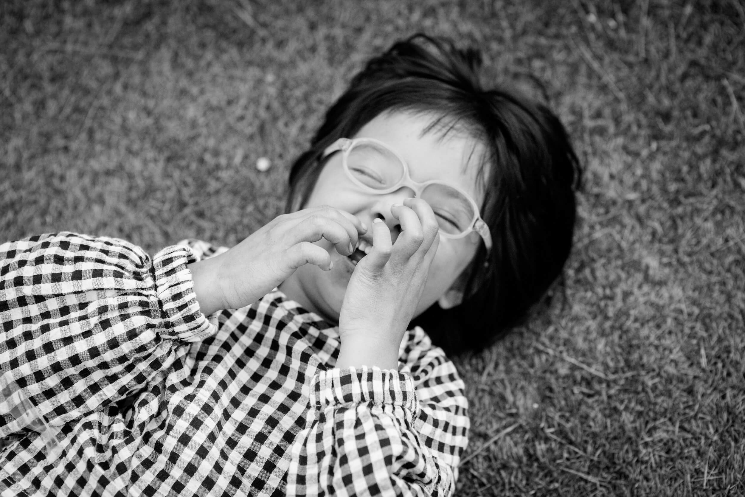 laughing kid children photoportrait session at home black and white photography