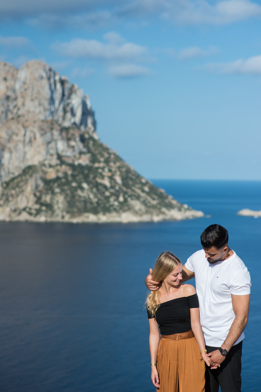 portrait of a couple posing in front of an island iconic landmark